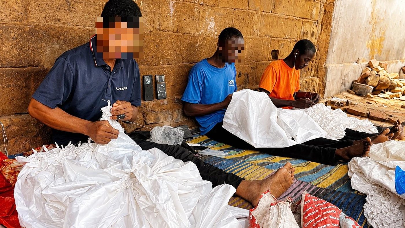 Artisans travaillant sur le tissu à l’atelier