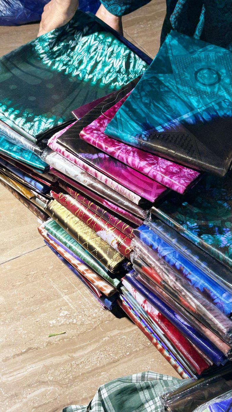 Piles de tissus bazin aux couleurs variées